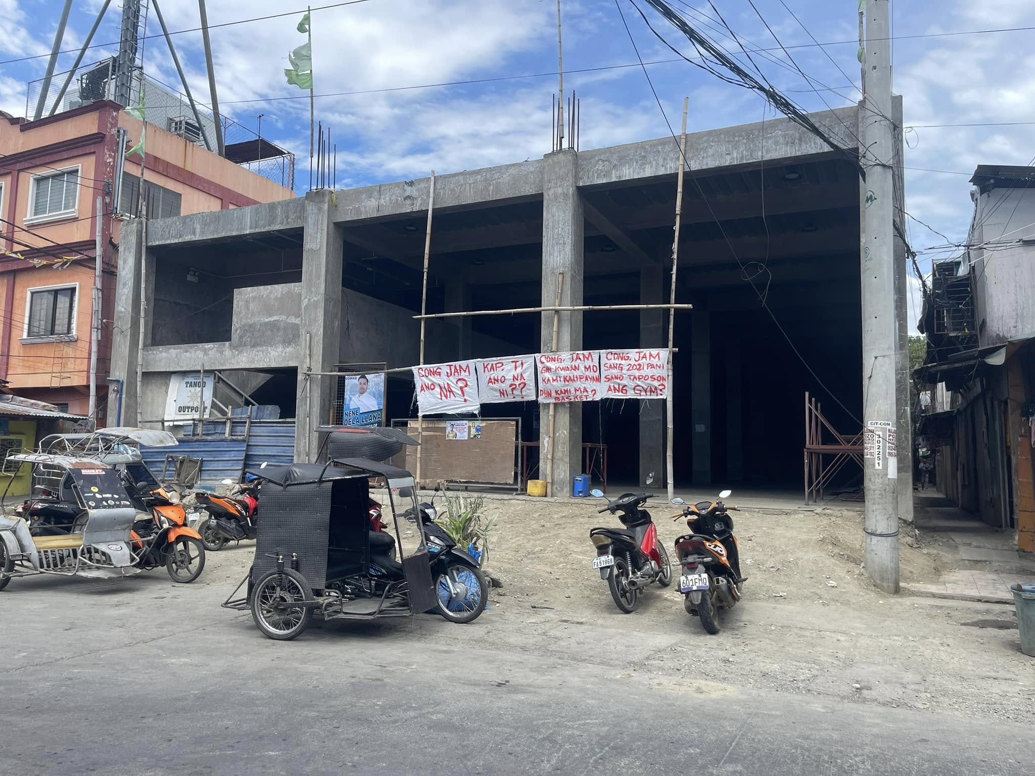 Mga posters ginpakabit sa wala pa mahuman nga multi-purpose building sa Brgy. Concepcion, City Proper; Barangay Kapitan Madonna Martin nag-ako nga siya ang nagpabutang