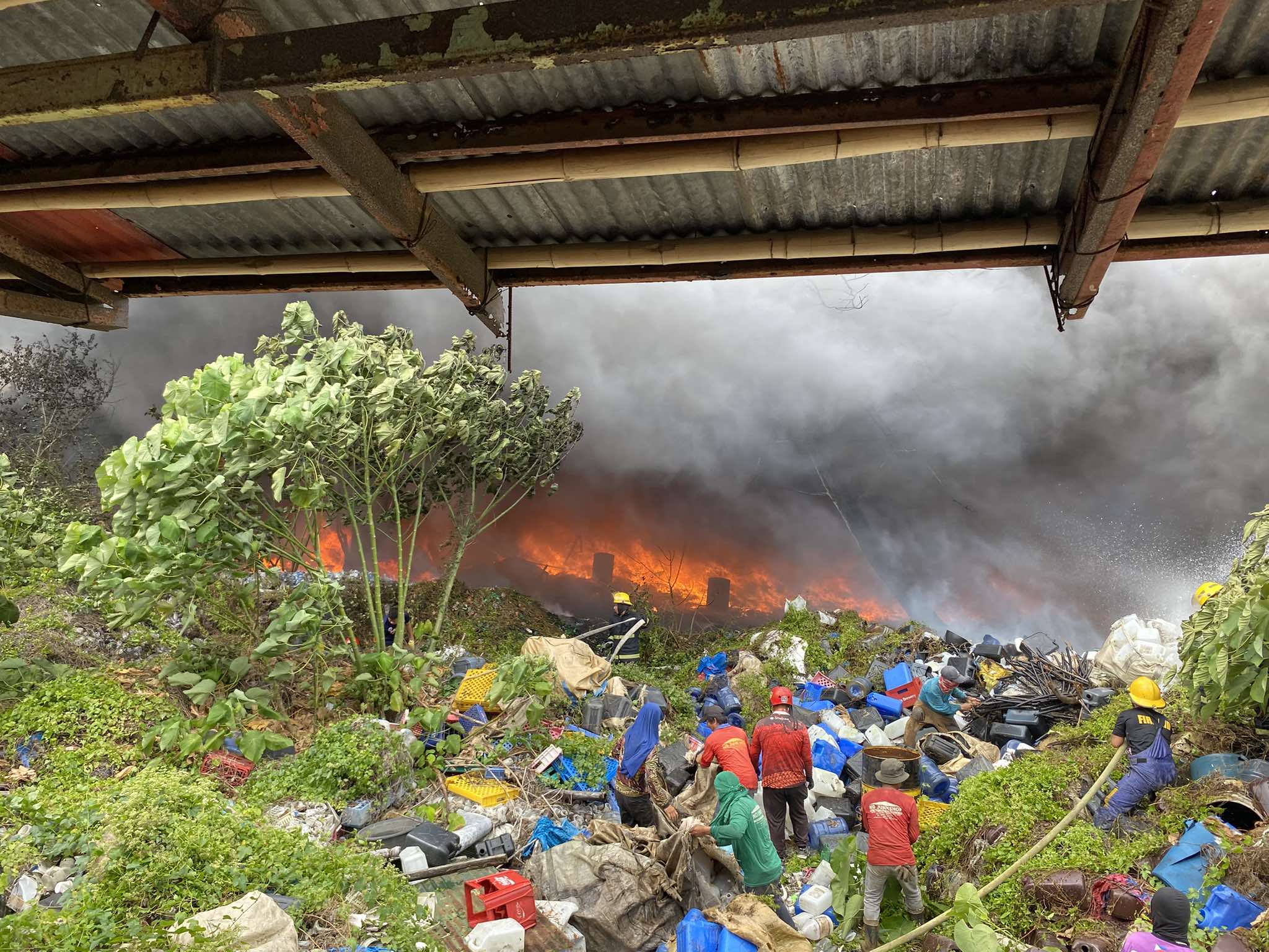 Mga plastic scrap sa junk shop sa Calajunan, Mandurriao nasunog