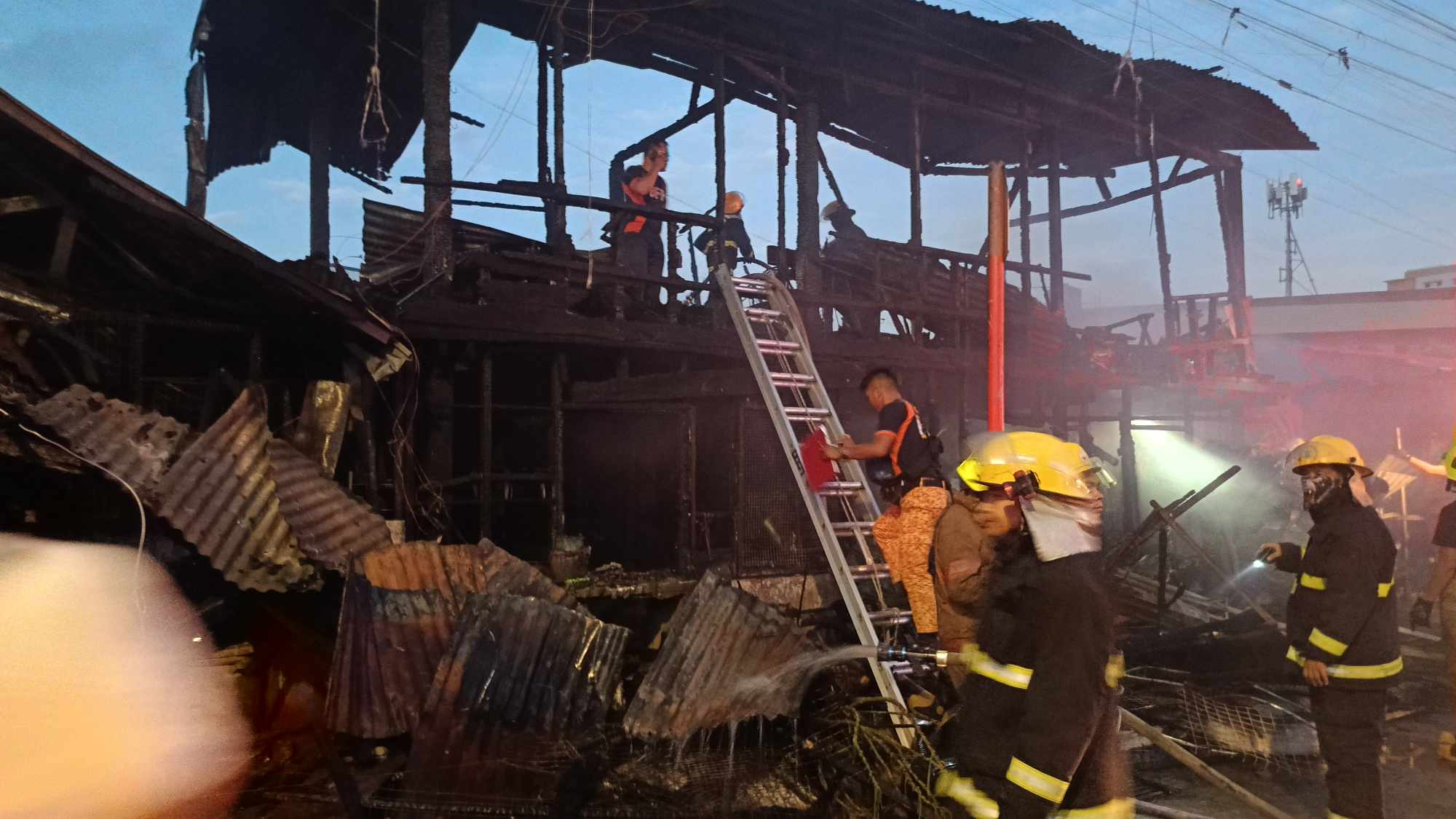 Mag-asawa nga manunudlo kag ila pito ka tuig nga bata patay sang na-trap sa nasunog nga balay sa Infante, Molo