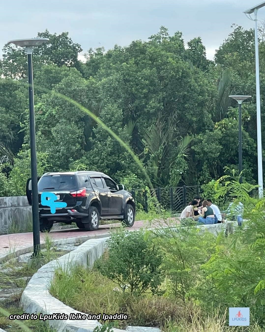 Esplanade nga sakop sang Dungon A, Jaro ginahimo nga park shot area, parking space