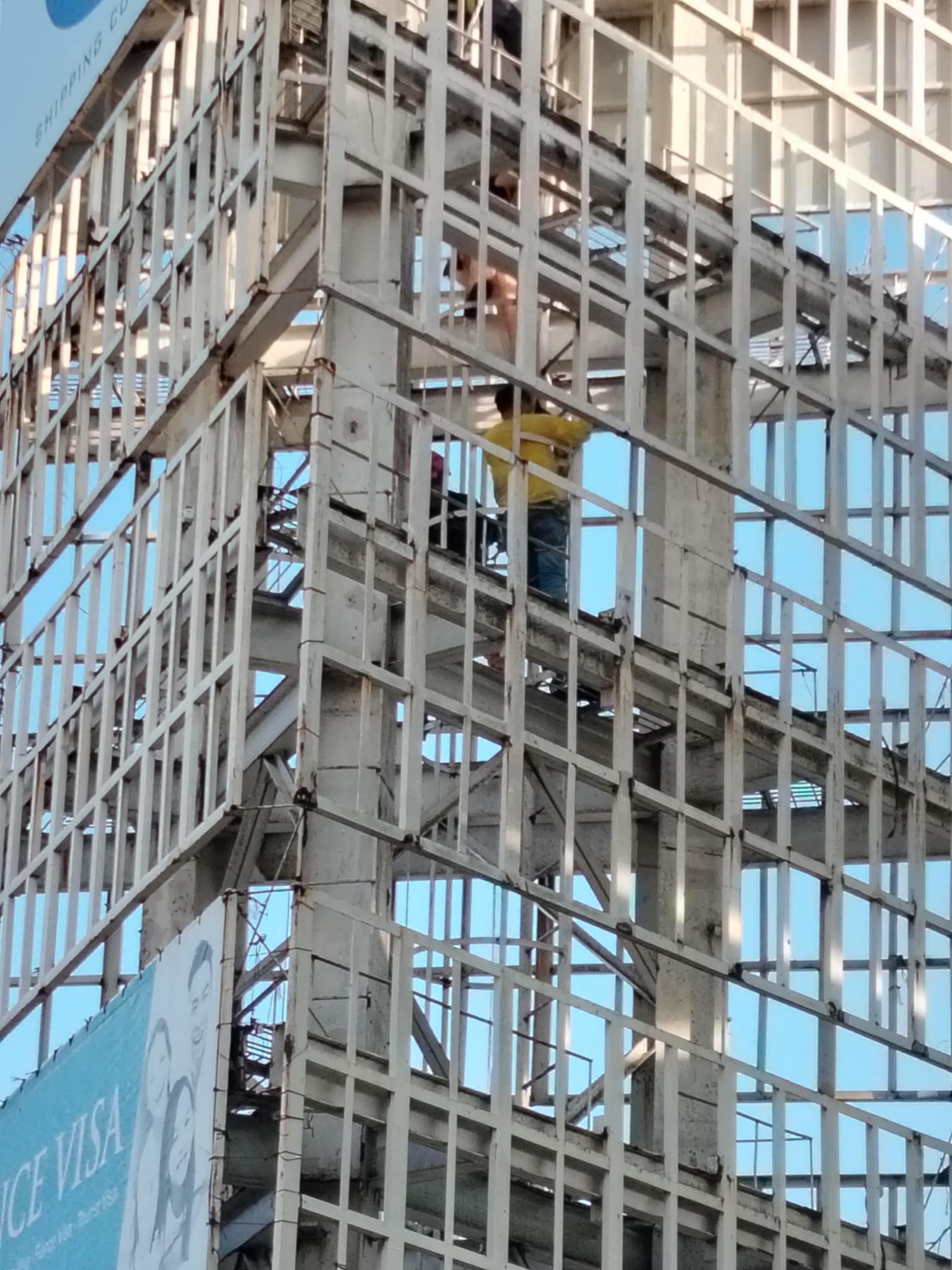 Construction worker nagsaka sa tower signage sa Diversion Road, Mandurriao para sa iya Facebook content