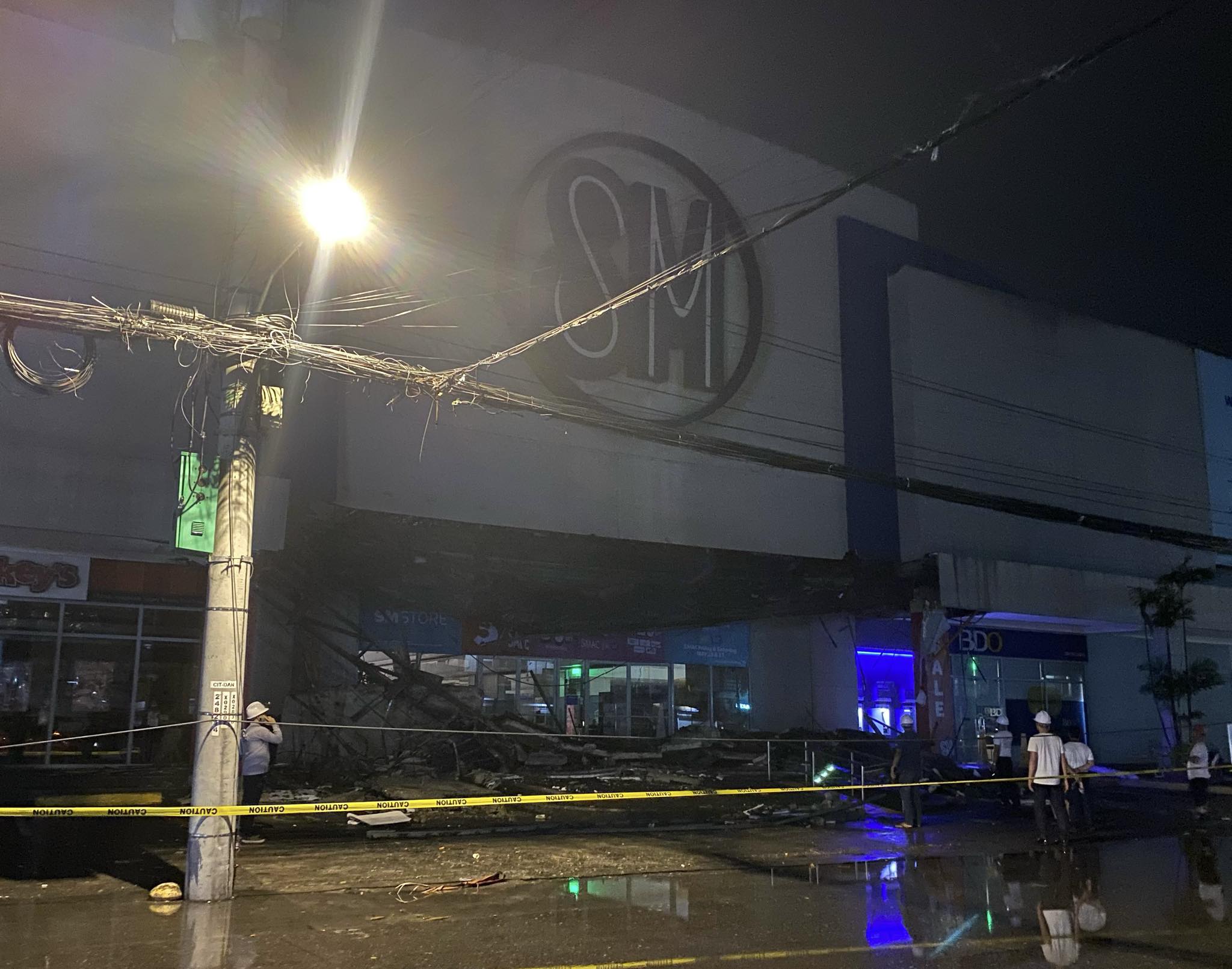 Kisame sa entrance sang SM City narusdak tungod sang mamunog nga ulan