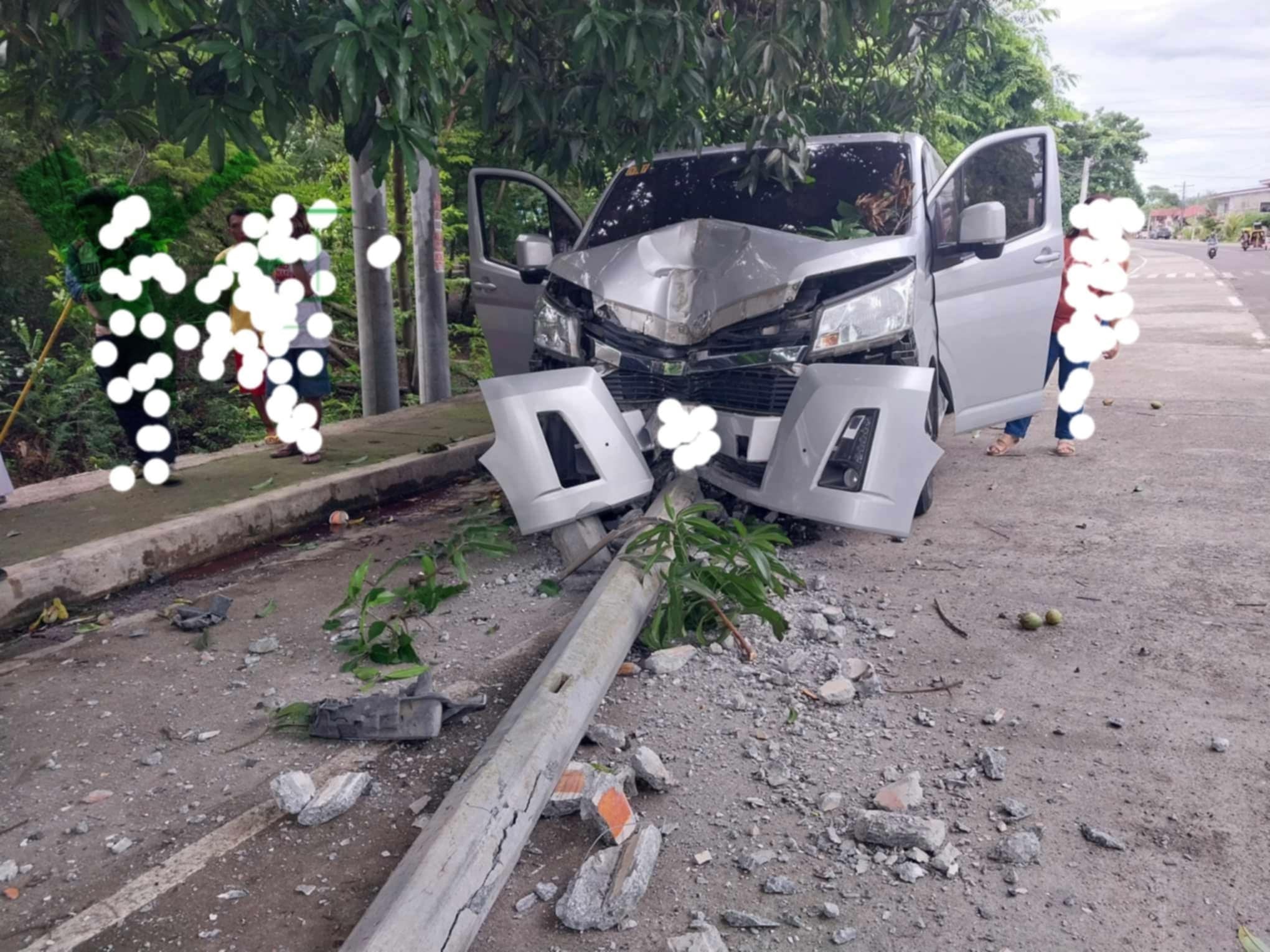 Unahan nga porsyon sang van nagupi sang nakabunggo sa poste sang Telco sa Miagao