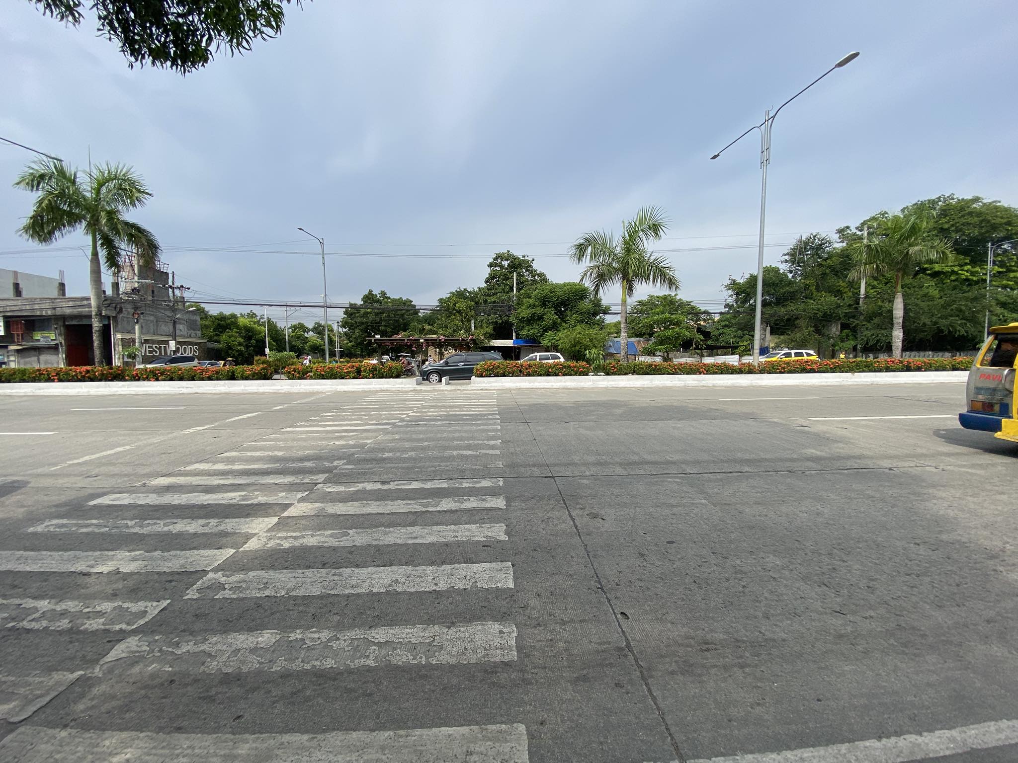 Estudyante nga nagatabok sa pedestrian lane sa Dungon B, Jaro nabungguan sang ambulansiya sang police