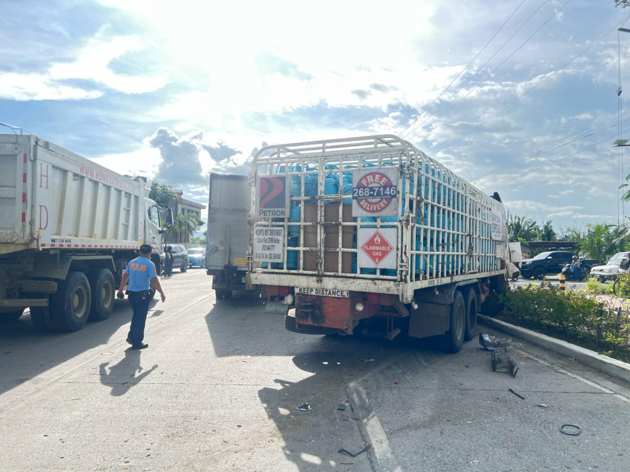 3 ka salakyan nabungguan sang truck nga may karga nga LPG tanks sa Tacas, Jaro