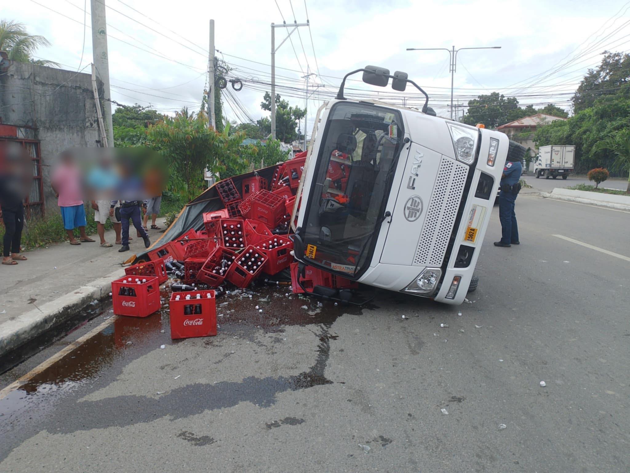 Truck nga karga nga sofdrinks natumba sa Pavia