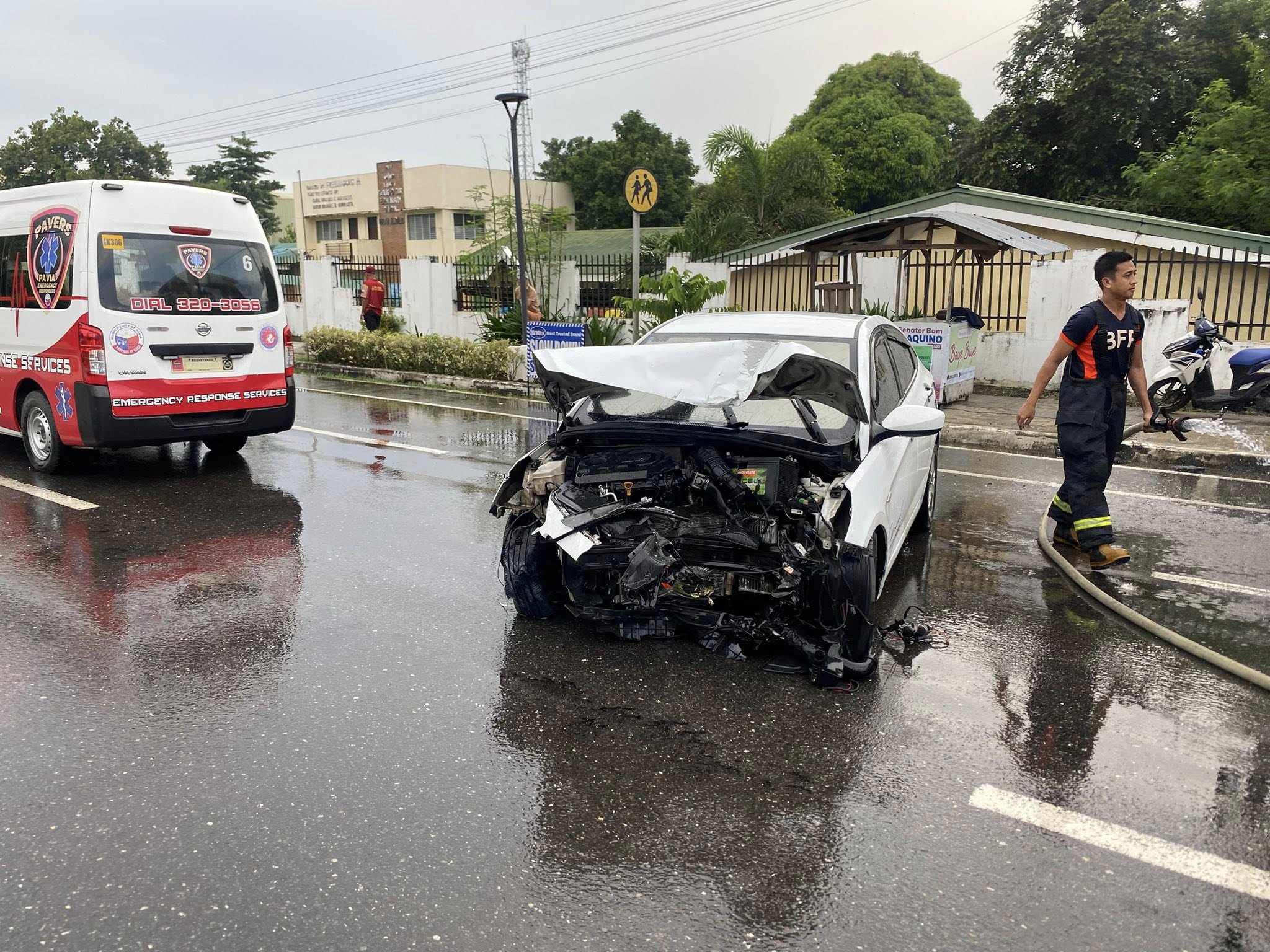 Awto duha ka beses nga nakabunggo sa center island sa Pavia; driver nga Indian national gindala sa ospital