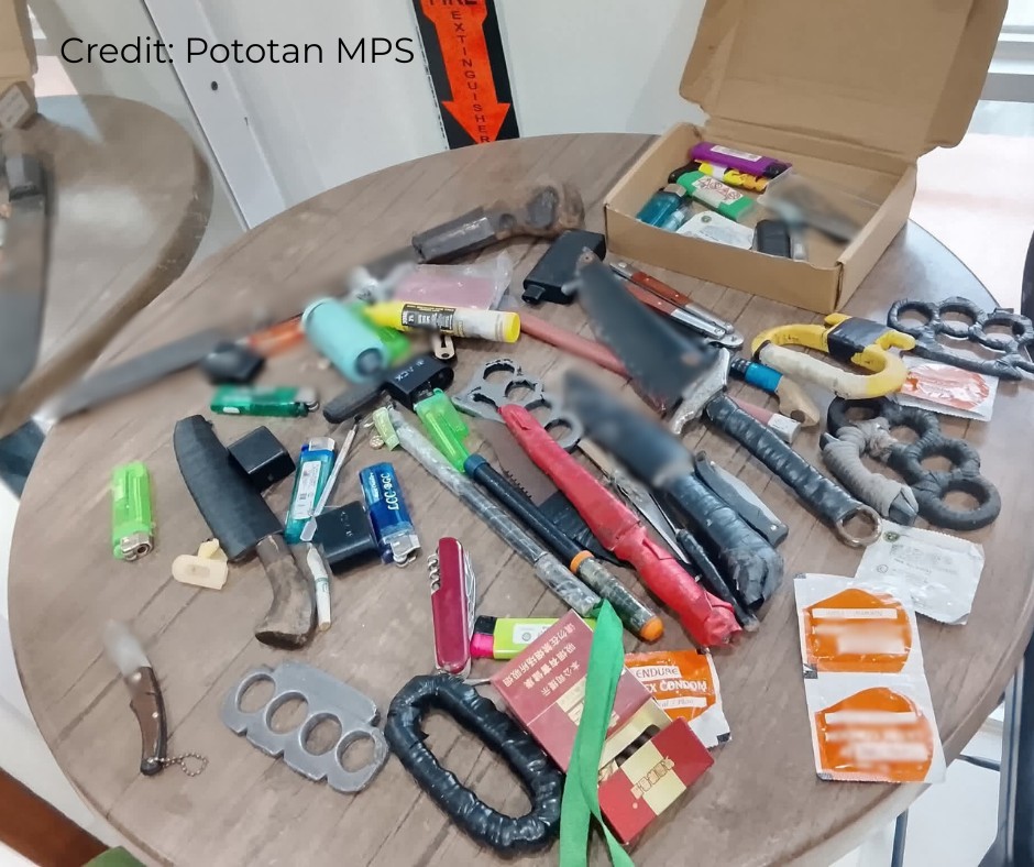 Kutsilyo, pitchikorno, vape, condom nakumpiskar sa random inspection sang police sa high school sa Pototan