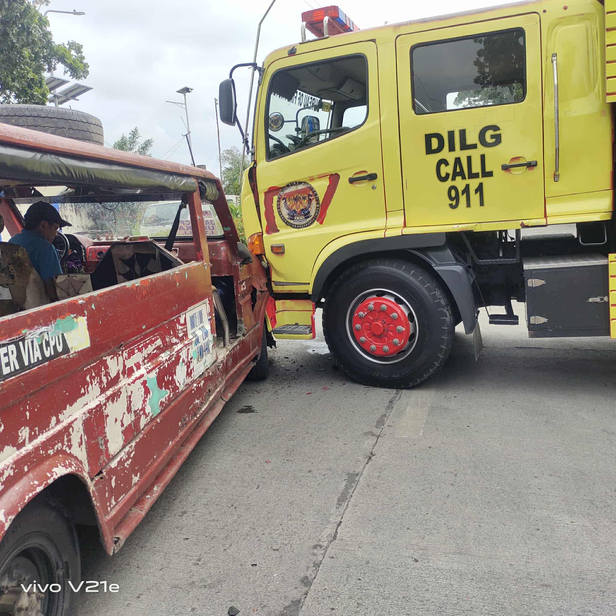 BFP rescue truck nabungguan sang jeep sa Brgy. Veterans Village, City Proper