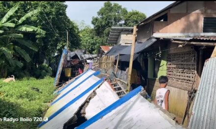 Porsyon sang pader sang Municipal Health Office and Birthing Clinic sa Estancia natumba tungod sang pagbaha sa sige-sige nga pag-ulan dala sang Bagyo Ramil