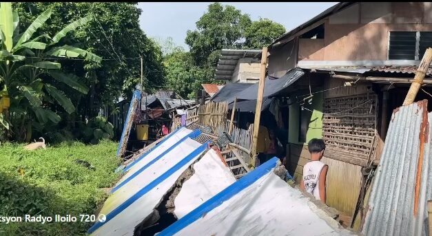 Porsyon sang pader sang Municipal Health Office and Birthing Clinic sa Estancia natumba tungod sang pagbaha sa sige-sige nga pag-ulan dala sang Bagyo Ramil