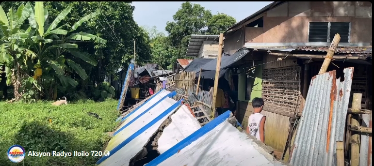 Porsyon sang pader sang Municipal Health Office and Birthing Clinic sa Estancia natumba tungod sang pagbaha sa sige-sige nga pag-ulan dala sang Bagyo Ramil