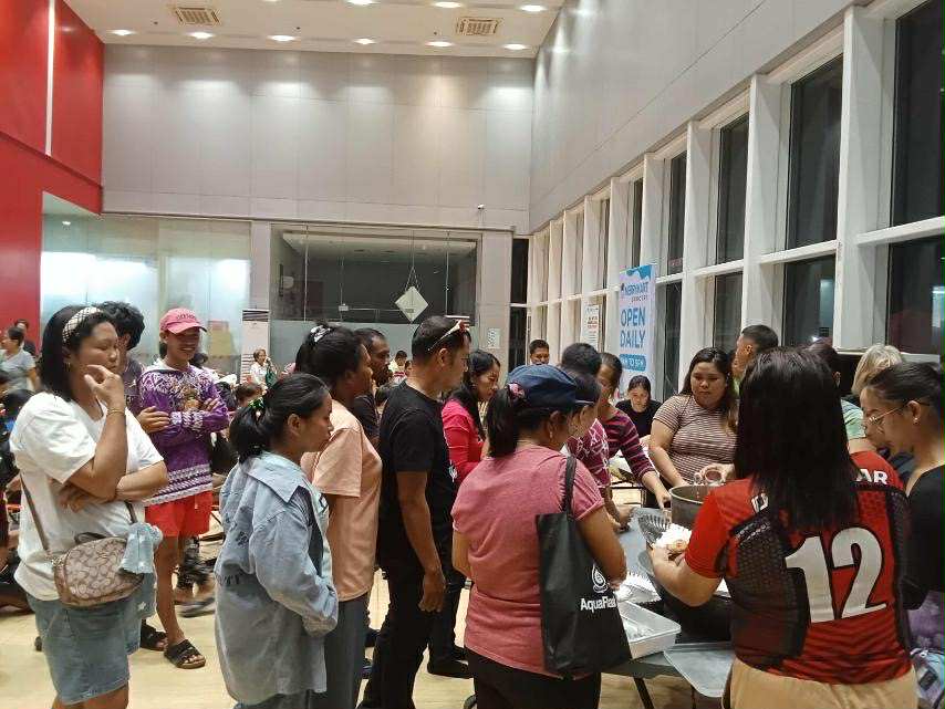 Masobra 200 ka pasahero nga matabok pa-Guimaras na-stranded sa Parola Wharf sang ginkanselar ang biyahe