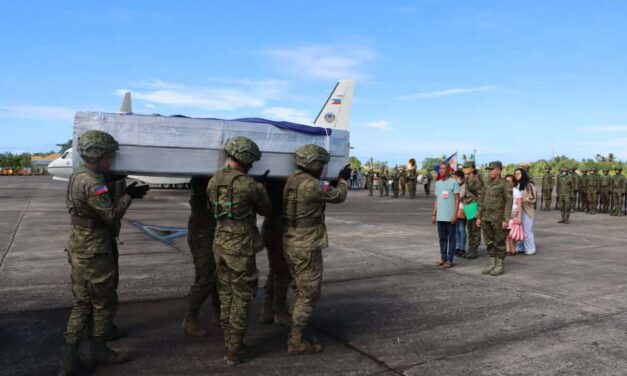 Soldado nga napatay sa encounter sa Camarines Sur napauli na ang bangkay sa Jamindan, Capiz