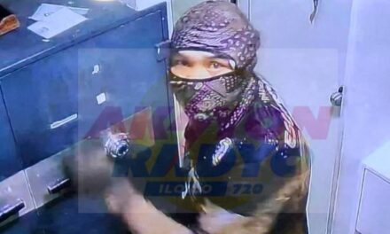 1 sa 3 ka suspek sa pagpangawat sa 2 ka establisyemento sa GT Town Center Pavia na-capture sang CCTV camera