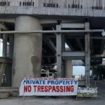 Karatula nga may “Private Property No Trepassing” ginbutang sa idalum sang Aganan Flyover