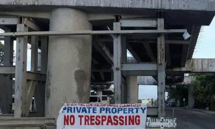 Karatula nga may “Private Property No Trepassing” ginbutang sa idalum sang Aganan Flyover