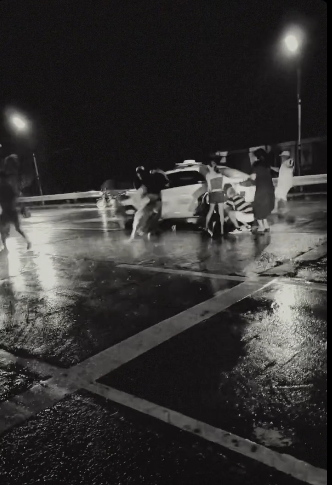 2 ka mga nagbulig sa nadisgrasya nga babaye sa Oton napilasan sang nabungguan sang taxi