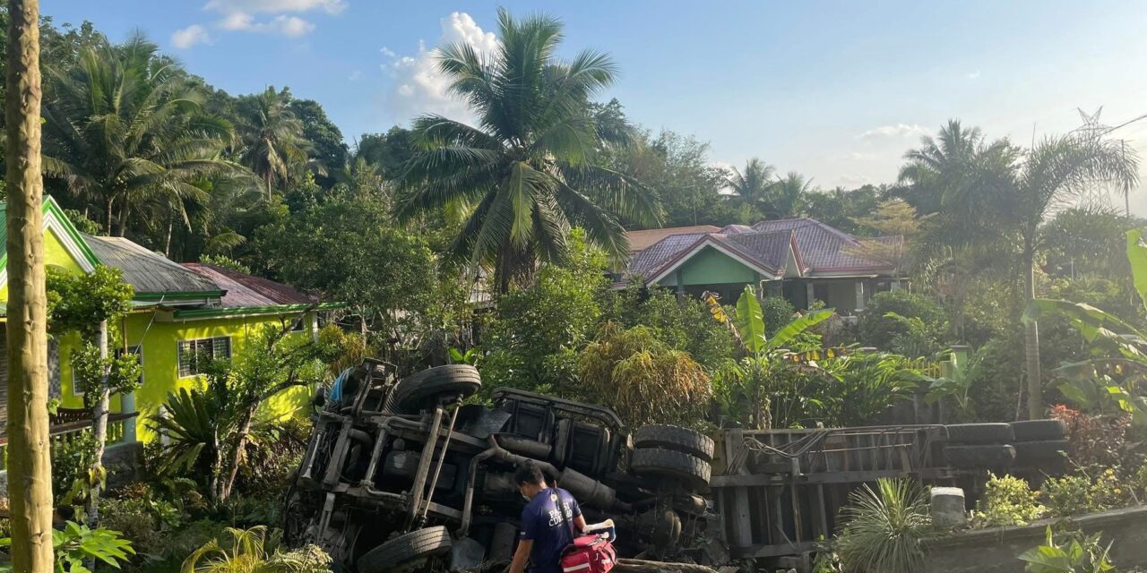 Truck nakabunggo sa gate kag nahulog sa ugsaran sang balay sa Passi City; driver nakaagum sang minor injuries