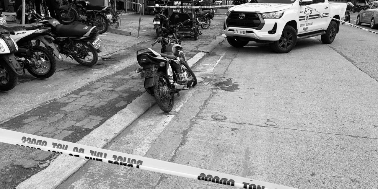 Security guard pilason sang gintiro sang kapareho nga guwardiya sa Delgado Street, City Proper