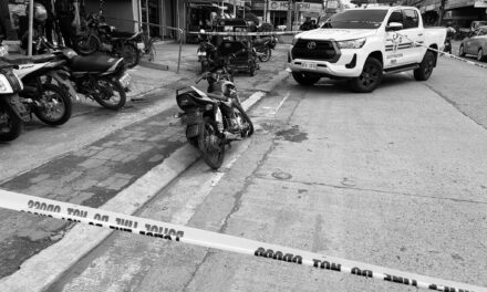 Security guard pilason sang gintiro sang kapareho nga guwardiya sa Delgado Street, City Proper