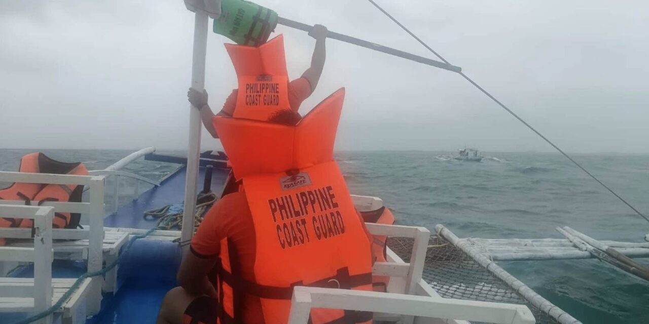 13 ka pasahero, 4 ka crew na-rescue sang nalusbot ang tourist boat sa baybayon sang Carles