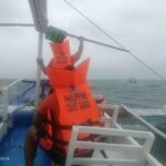 13 ka pasahero, 4 ka crew na-rescue sang nalusbot ang tourist boat sa baybayon sang Carles