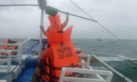 13 ka pasahero, 4 ka crew na-rescue sang nalusbot ang tourist boat sa baybayon sang Carles