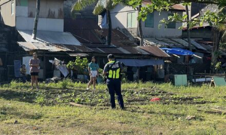 Tigulang gintiro samtang nagapamunyag sa Baldoza, La Paz