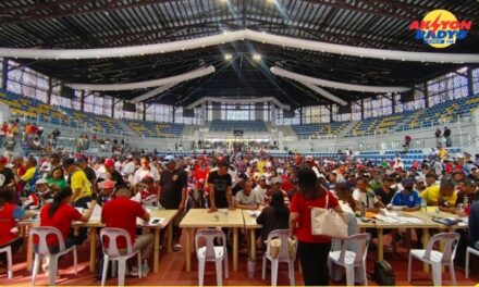 Malapit 2,000 ka mga tricycle drivers halin sa 4 ka banwa sa Iloilo nakabaton sang P5,000 nga cash aid