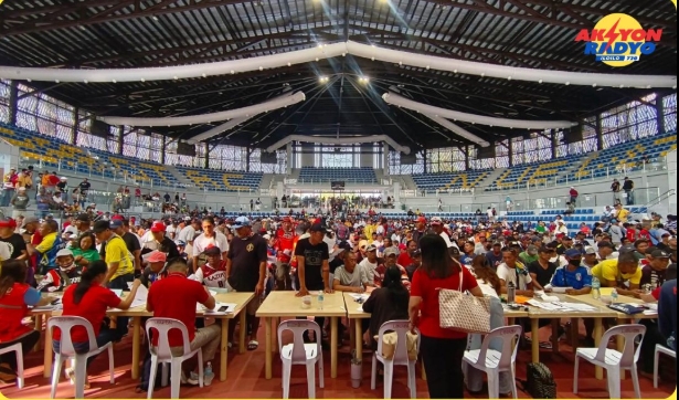 Malapit 2,000 ka mga tricycle drivers halin sa 4 ka banwa sa Iloilo nakabaton sang P5,000 nga cash aid