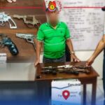 6 ka mga pusil gin-surrender sang barangay official sa mga pulis sa San Joaquin, Iloilo