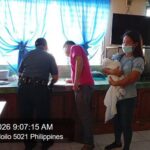 Lapsag ginbilin sa kilid sang simbahan sa Tigbauan; bag nga may sulod nga diaper, gatas kag gamit nakita sa kilid sang bata