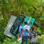 Delivery van nga may karga nga feeds, nahulog sa kanal sa Tubungan; driver kag pahinante wala napilasan