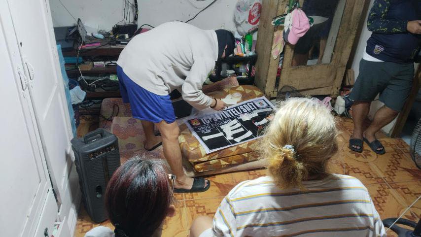 Barangay tanod kag iya nga asawa dakup sa drug buy bust operation sa San Juan, Molo; P1.2 million nga balor sang illegal drugs nakumpiskar