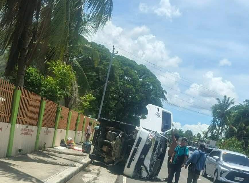 7 sa 16 ka pasahero napilasan sang nahulog sa gutter kag nagtakilid ang ginasakyan nga L300 van sa Zarraga