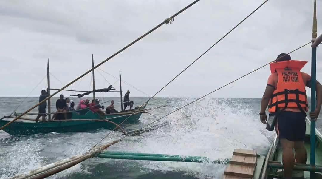14 ka mga pasahero na-rescue sang Coast Guard Iloilo sang na-stranded ang sakayan sa lawod sa Ajuy