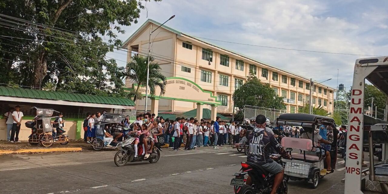 Mga estudyante sang Dumangas NHS ginpapuli sang nakabaton sang security threat ang eskwelahan