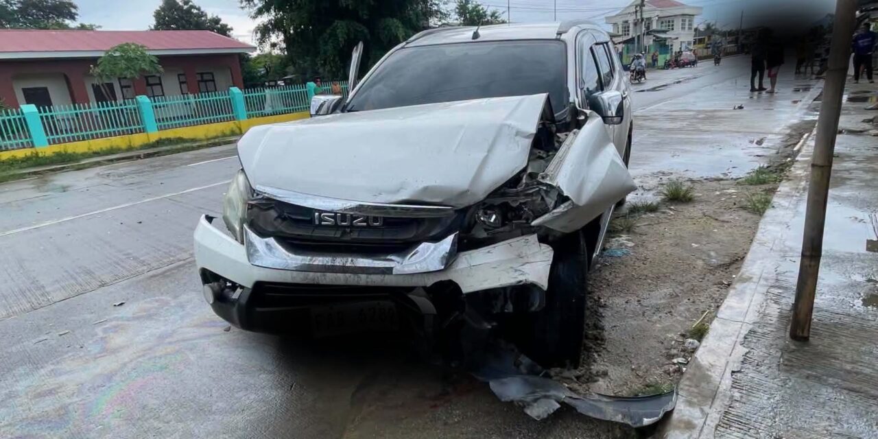 Patrol Car sang Carles MPS naglupok ang panguna nga goma, nakabunggo sa poste kag naka-park nga salakyan sa Sara, Iloilo