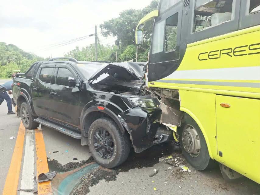 Pick up nakabunggo sa Ceres bus sa Banate